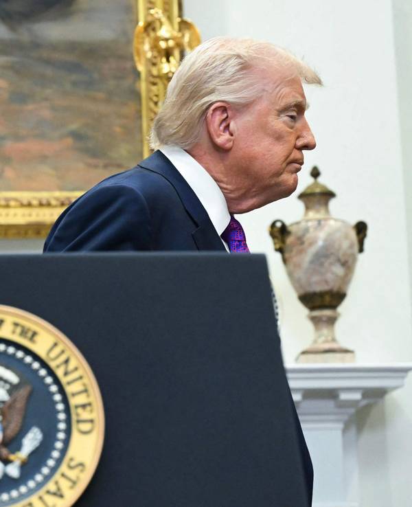Donald Trump verlässt mit geschlossenen Augen ein Rednerpult.
