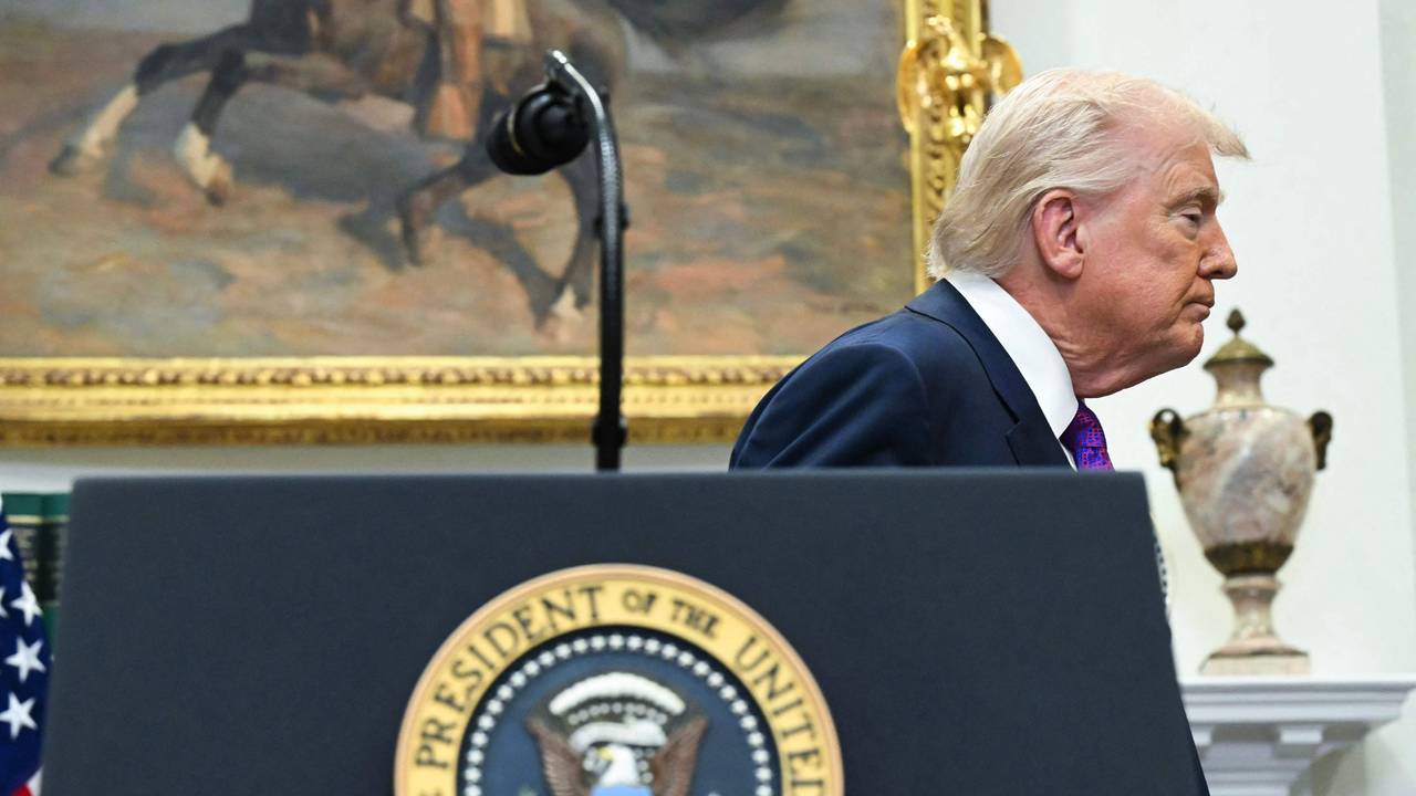 Donald Trump verlässt mit geschlossenen Augen ein Rednerpult.