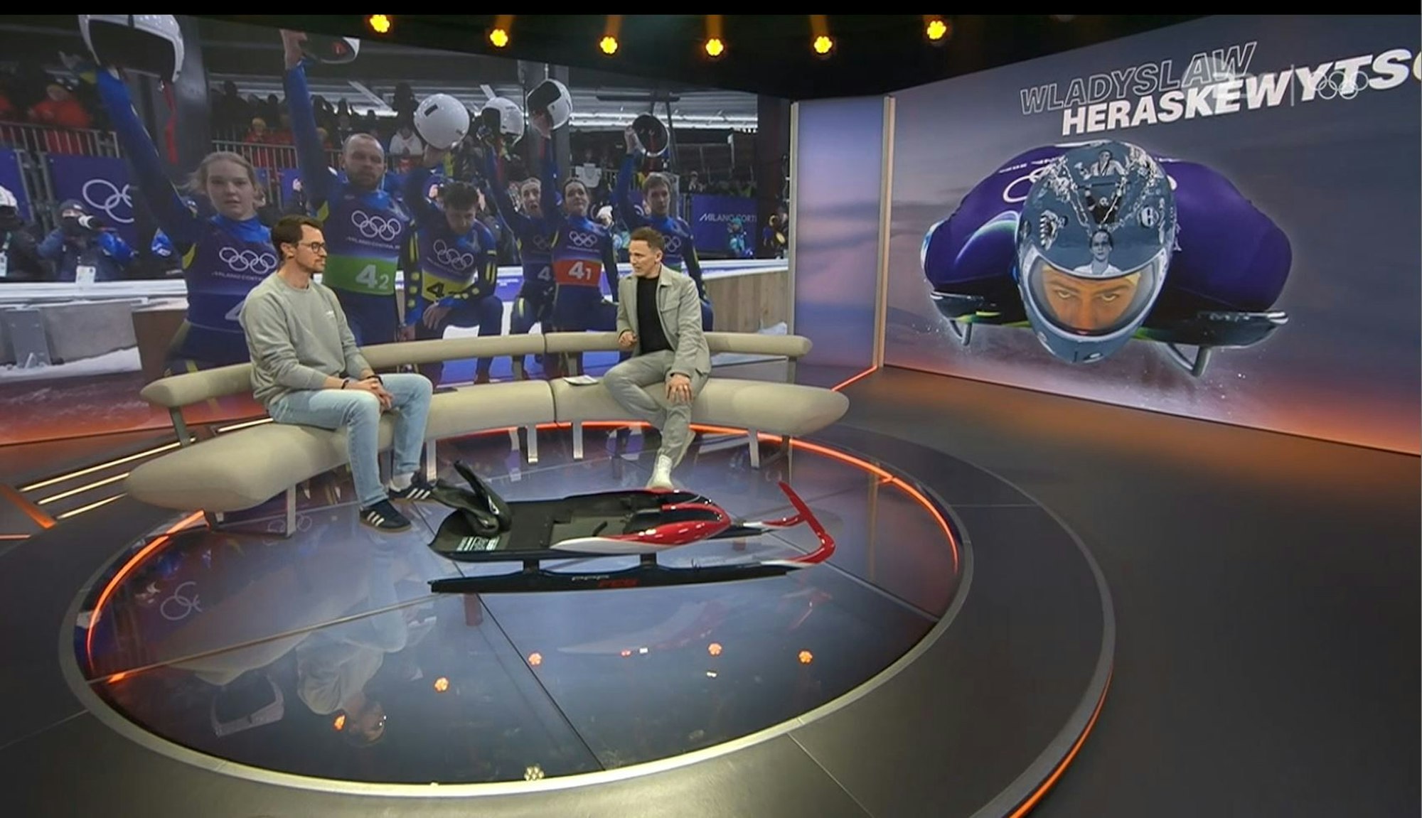 Jochen Breyer und Johannes Ludwig sprechen im Studio.