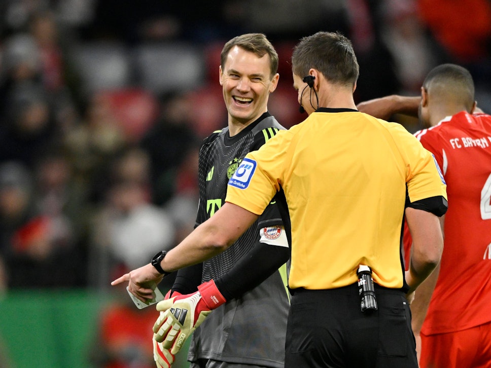 Bayern-Torwart Manuel Neuer lacht mit Schiedsrichter Daniel Siebert.