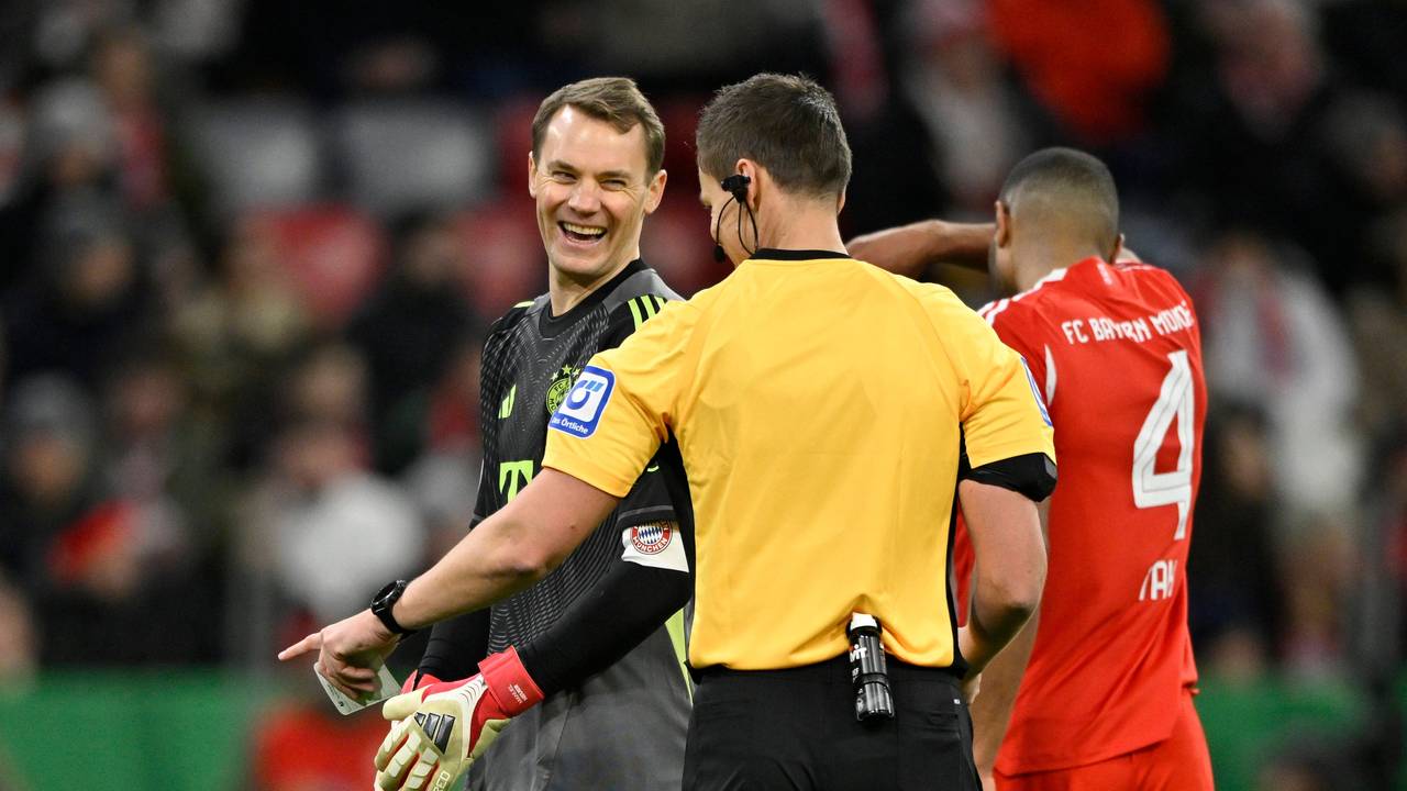 Bayern-Torwart Manuel Neuer lacht mit Schiedsrichter Daniel Siebert.