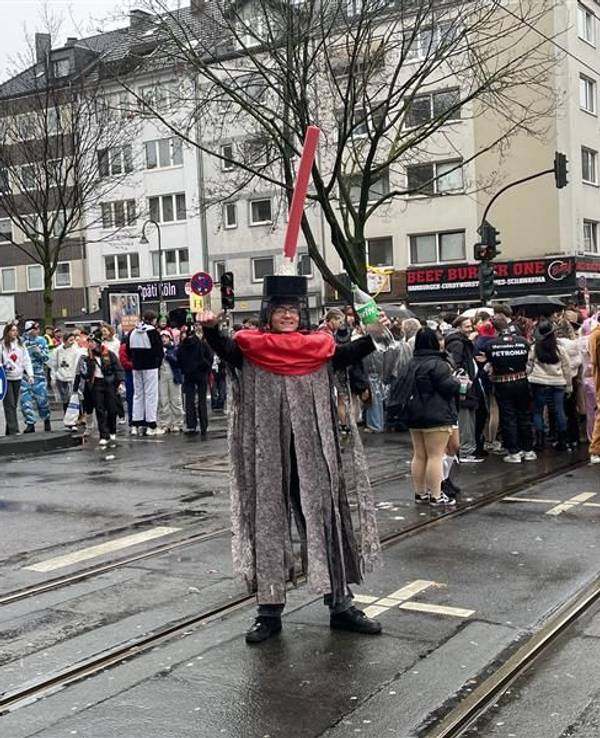 Leon (18) ist als riesiger Wischmopp unterwegs.