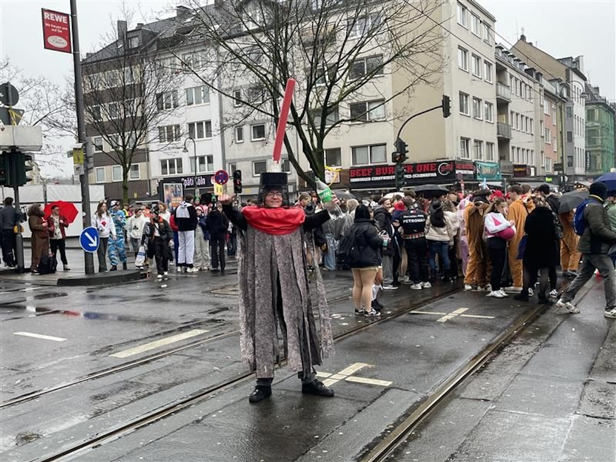 12.02.2026 Köln. Weiberfastnacht. Straßenkarneval. Kostüme rund um den Dom. Foto: Alexander Schwaiger