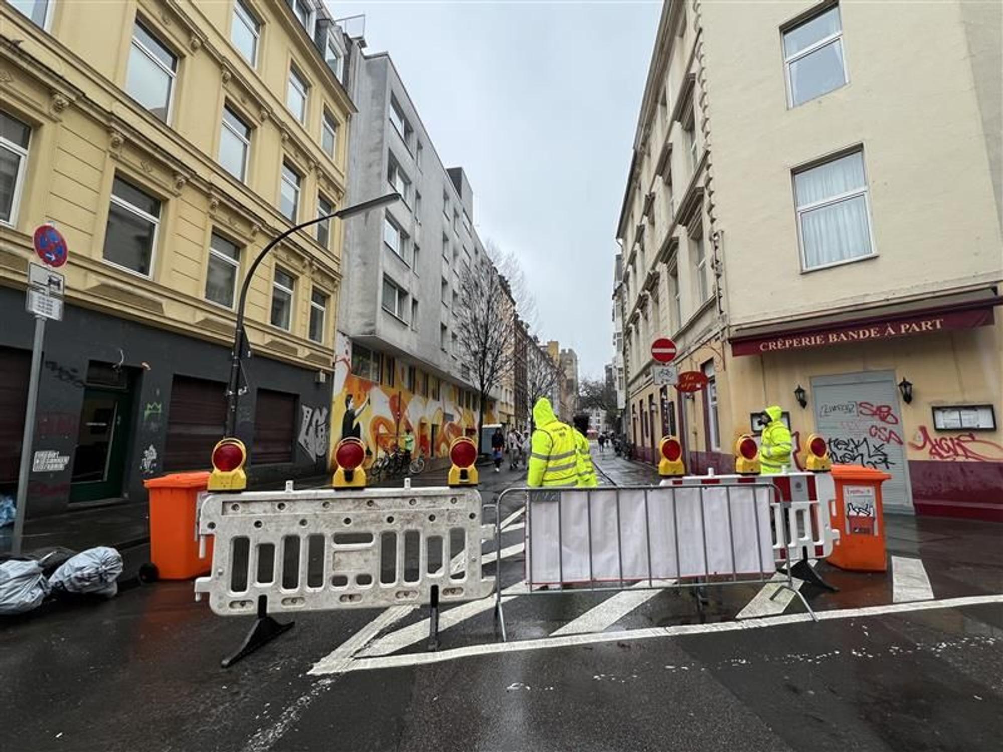 Der Severinswall ist für Autos gesperrt. Wer Richtung Chlodwigplatz läuft, darf keine Glasflasche durch die Sperrung mitführen, sagt ein Securitymann.