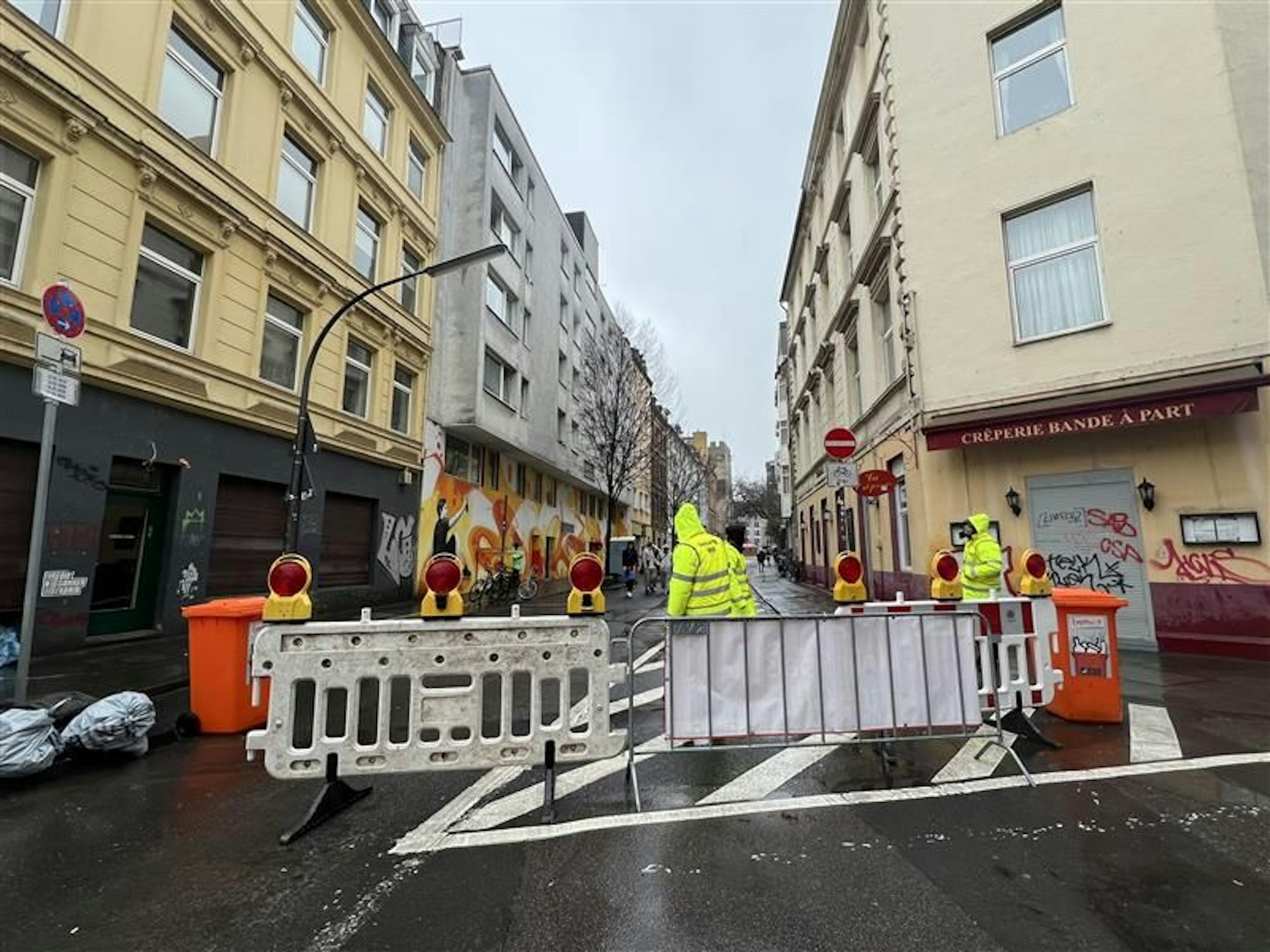 Der Severinswall ist für Autos gesperrt. Wer Richtung Chlodwigplatz läuft, darf keine Glasflasche durch die Sperrung mitführen, sagt ein Securitymann.