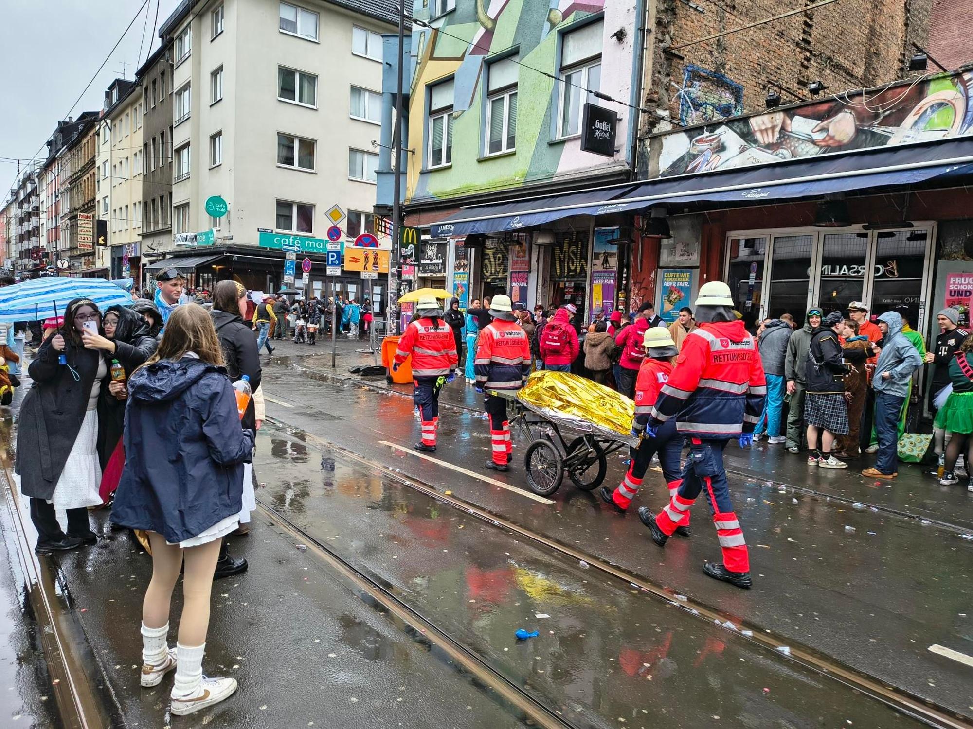 Kurz vor 11 Uhr wird der erste Jeck leider schon abtransportiert.