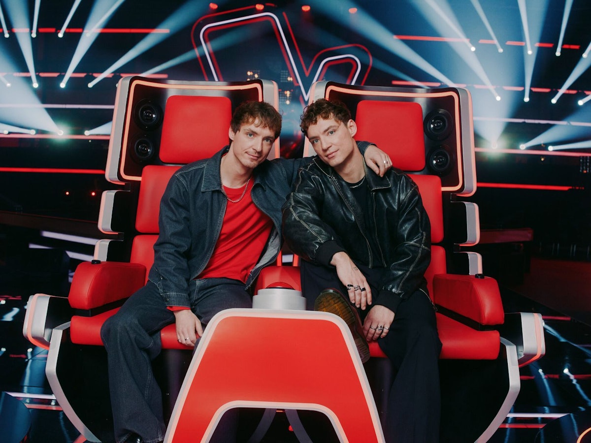 Alles begann mit einem YouTube-Video. Heute sind Roman (links) und Heiko Lochmann erfolgreiche Sänger. Bis 2019 waren die Brüder vor allem unter dem Namen „Die Lochis“ bekannt, seit 2021 machen sie als „HE/RO“ gemeinsam Musik. (Bild: Joyn/Christoph Köstlin)