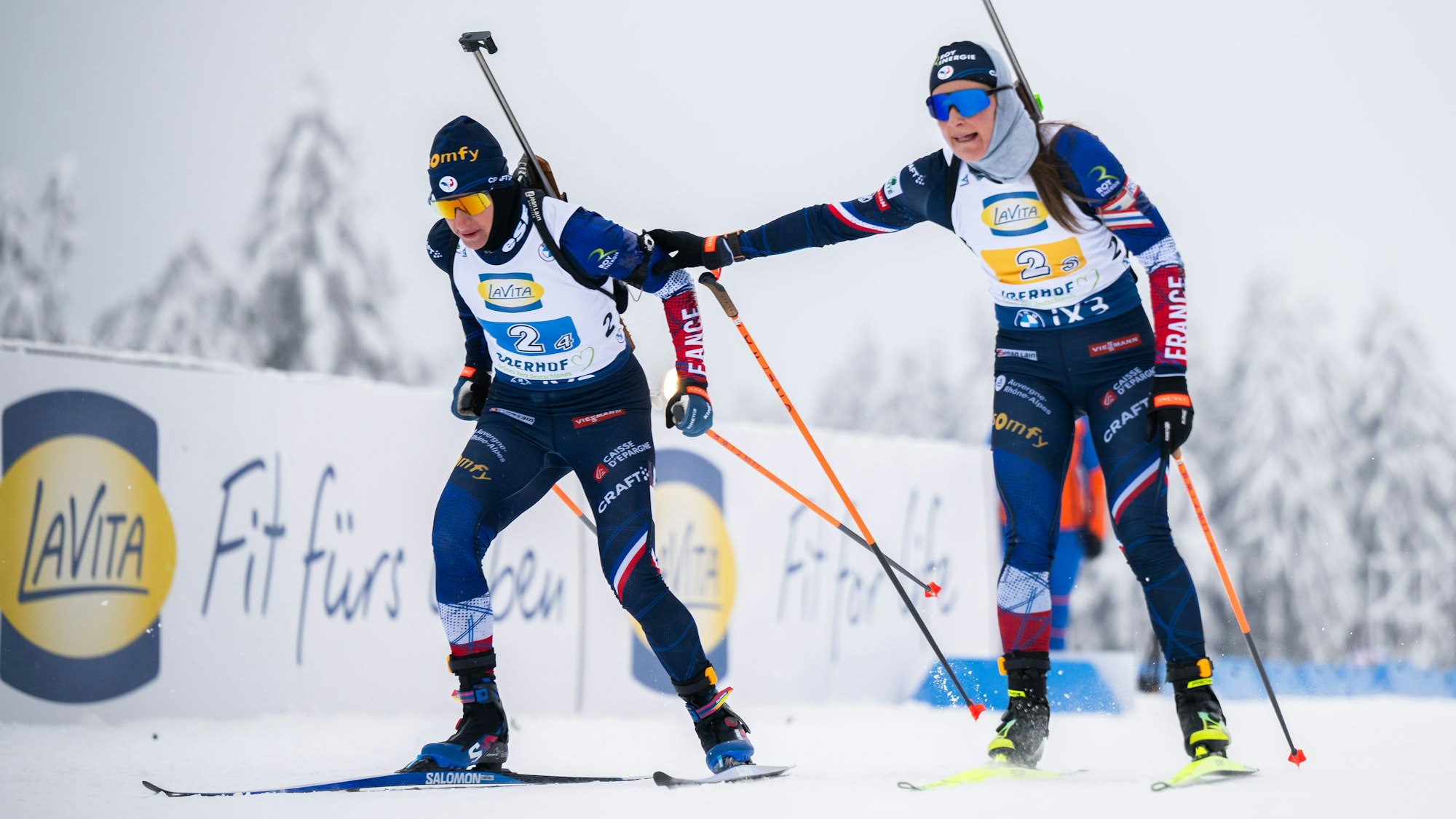 Staffel-Übergabe im Biathlon beim französischen Team mit Justine Braisaz-Bouchet (r.) und Julia Simon (l.)