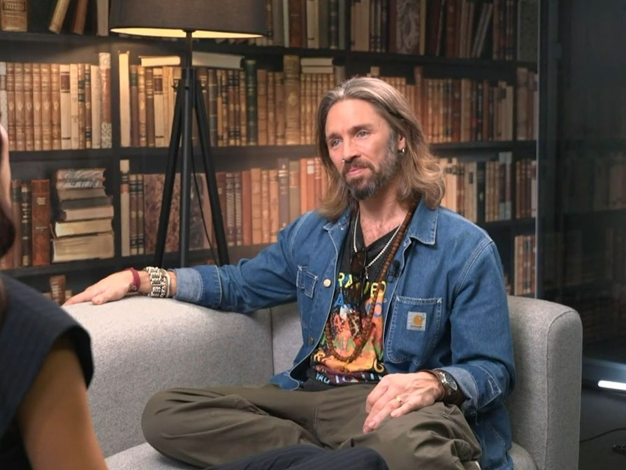 Gil Ofarim stellte sich im RTL-Star-Magazin „Exklusiv“ den Fragen von Rebecca Mir. (Bild: RTL)
