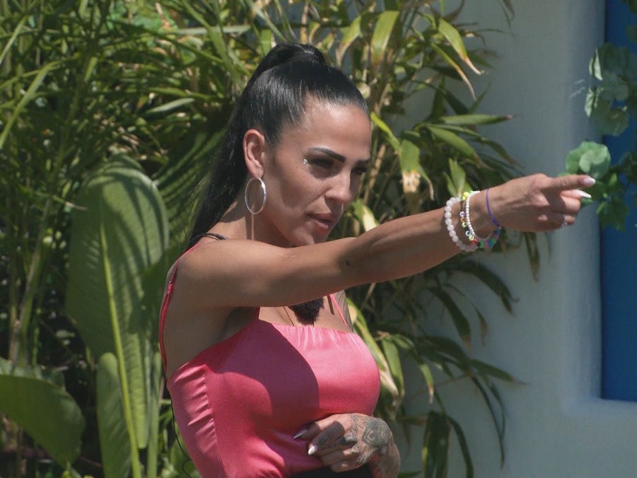 Elena wetterte gegen die Nachrichten der Partnerinnen: „Ekelhaft!“ (Bild: RTL)