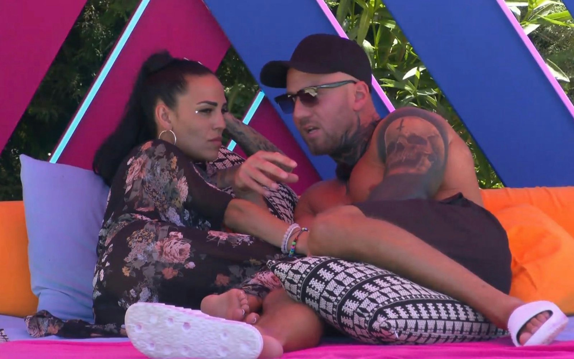 „Bisschen satanisch, aber ich feier das“: Obwohl er vergeben ist, ist Johannes von Elena fasziniert. (Bild: RTL)