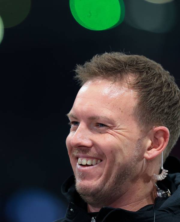 Julian Nagelsmann grinst bei einem Interview.