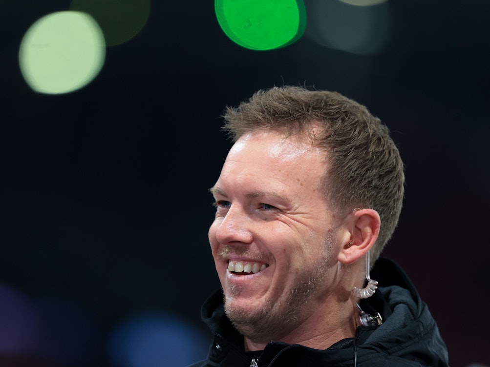 Julian Nagelsmann grinst bei einem Interview.