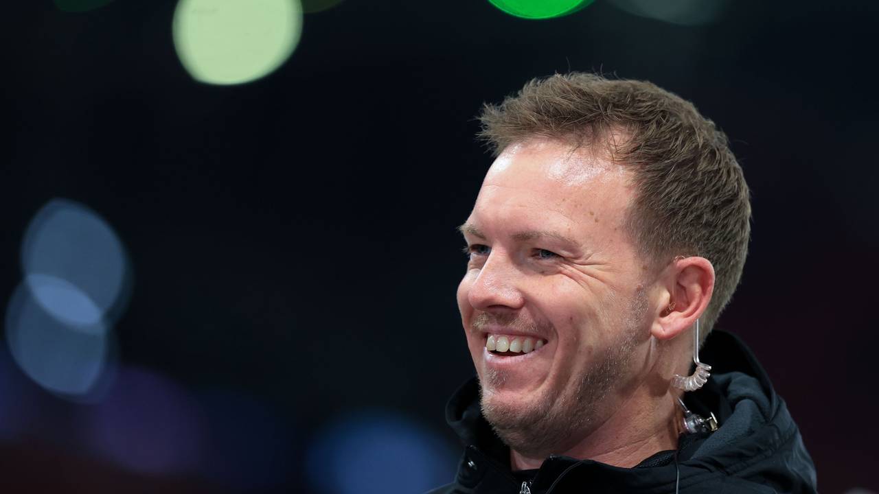 Julian Nagelsmann grinst bei einem Interview.