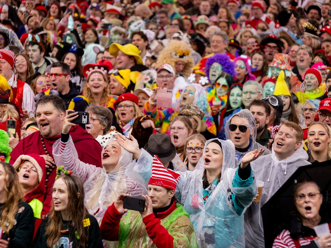 Menschenmassen singen und klatschen.