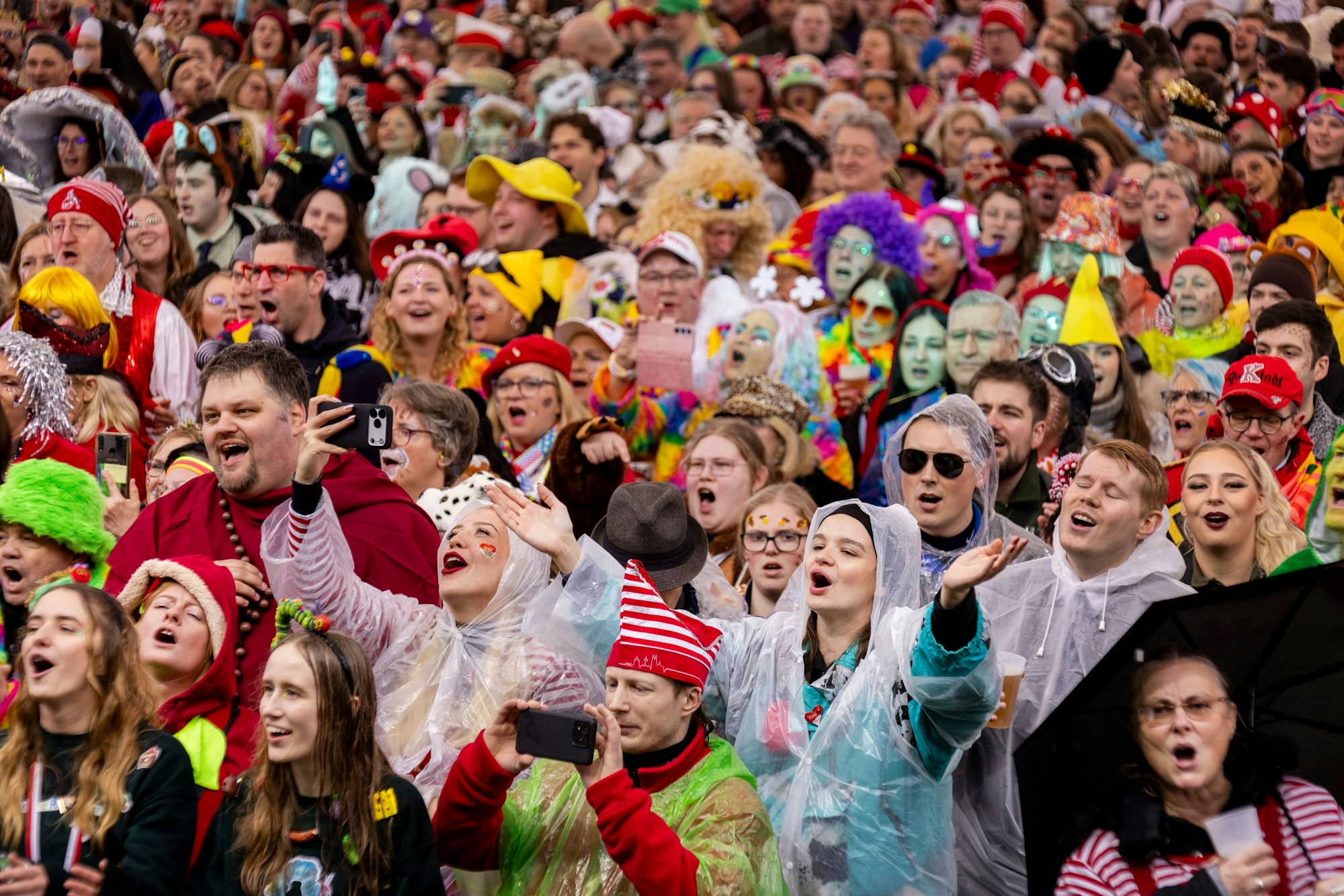 Menschenmassen singen und klatschen.