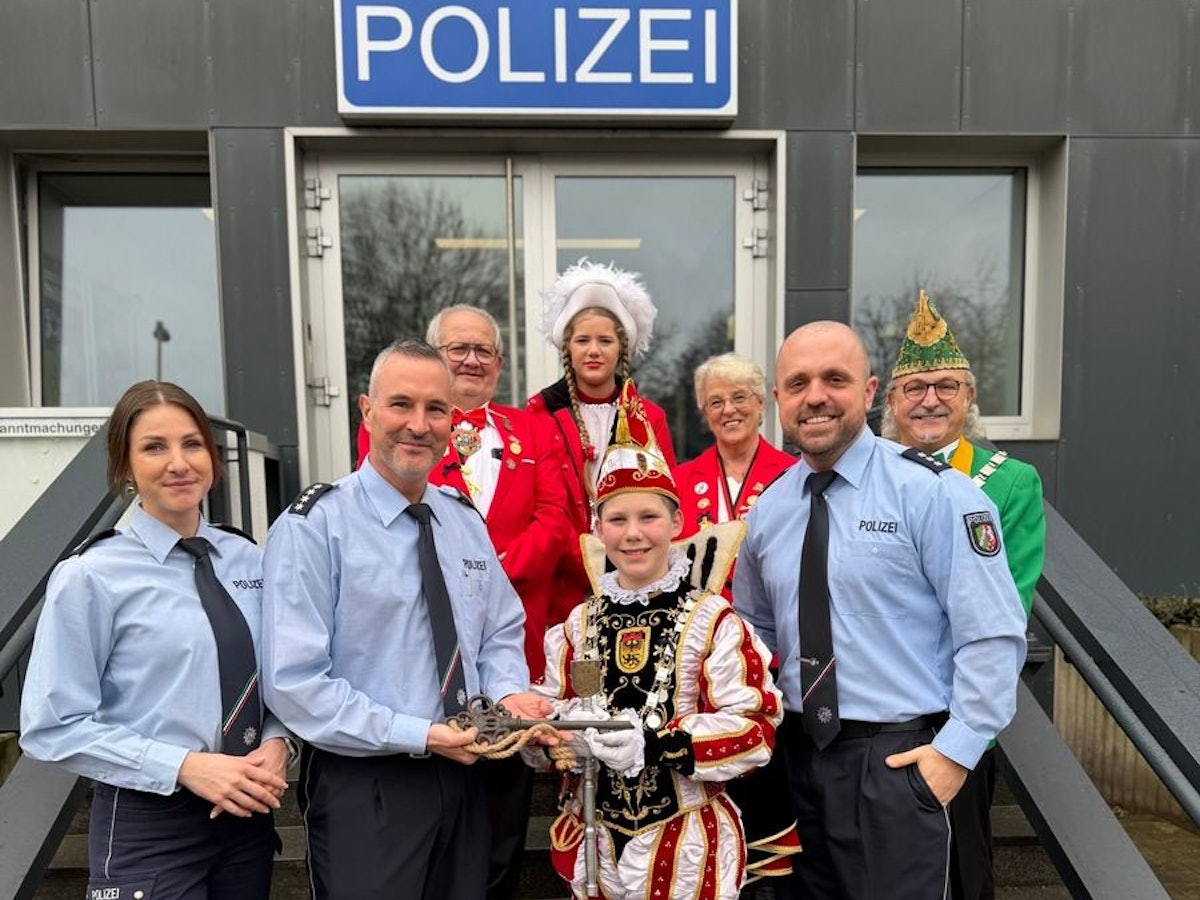 Kinderprinz Tom II. besucht die Polizeiwache in Düren.