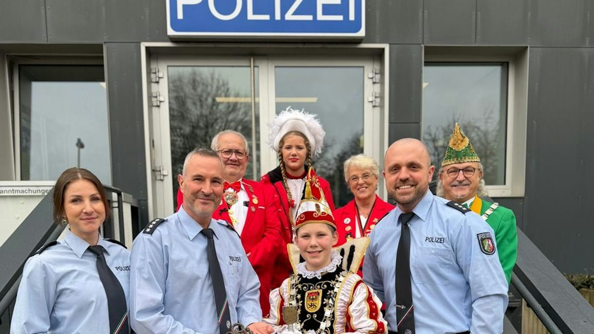 Kinderprinz Tom II. besucht die Polizeiwache in Düren.