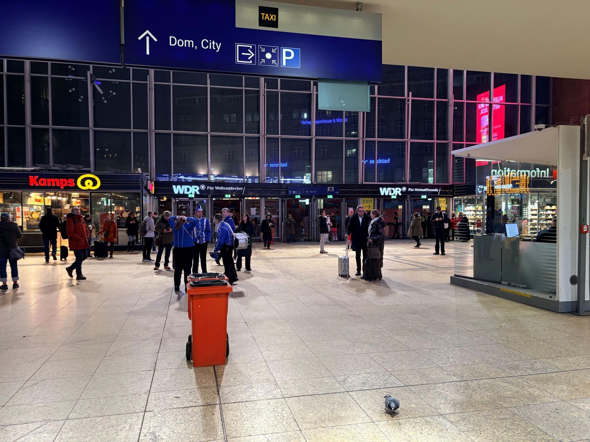 Am Hauptbahnhof ist es noch sehr ruhig, aber einige Jecke sind schon angereist oder reisen gerade an.