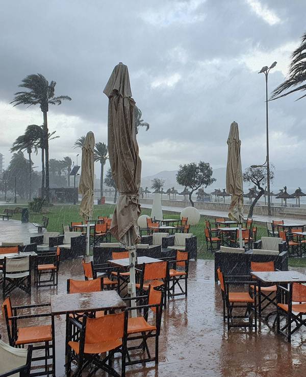 Orkanböen fegen über Cala Millor auf Mallorca.