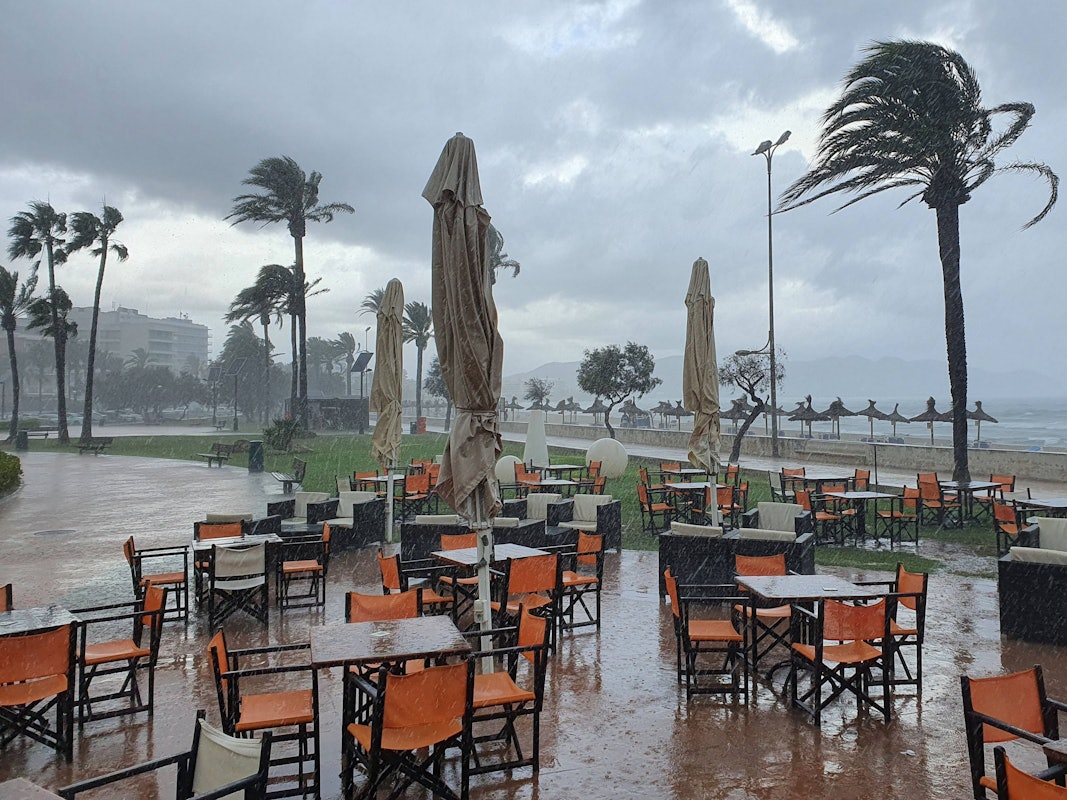 Orkanböen fegen über Cala Millor auf Mallorca.