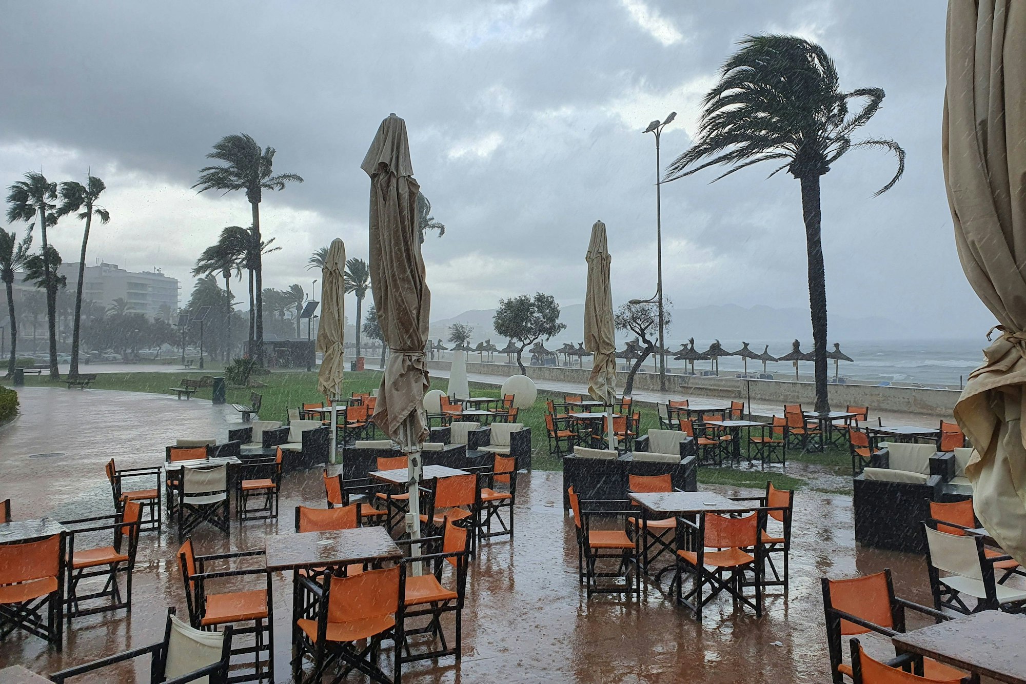 Orkanböen fegen über Cala Millor auf Mallorca.