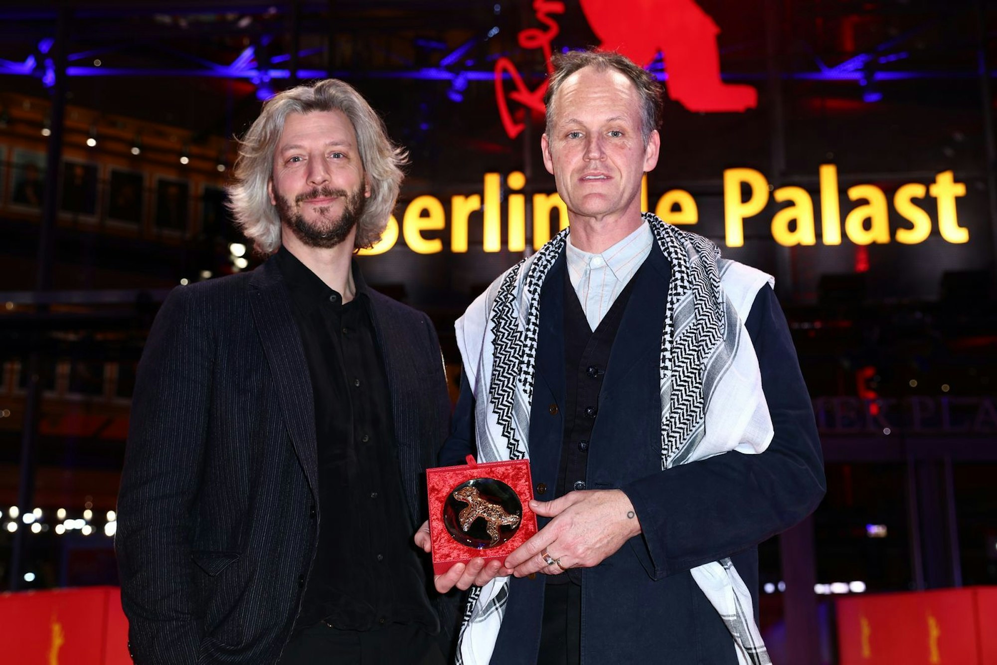 Der US-Filmemacher Ben Russell (rechts neben Kollege Guillaume Cailleau) ging bei der Preisverleihung 2024 mit einem Palästinensertuch auf die Bühne und sprach mit Blick auf das israelische Vorgehen im Nahost-Konflikt von „Genozid“. (Bild: 2024 Getty Images/Sebastian Reuter)