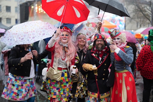 Die Jecken auf dem Wilhelmplatz in Nippes sind bester Stimmung.