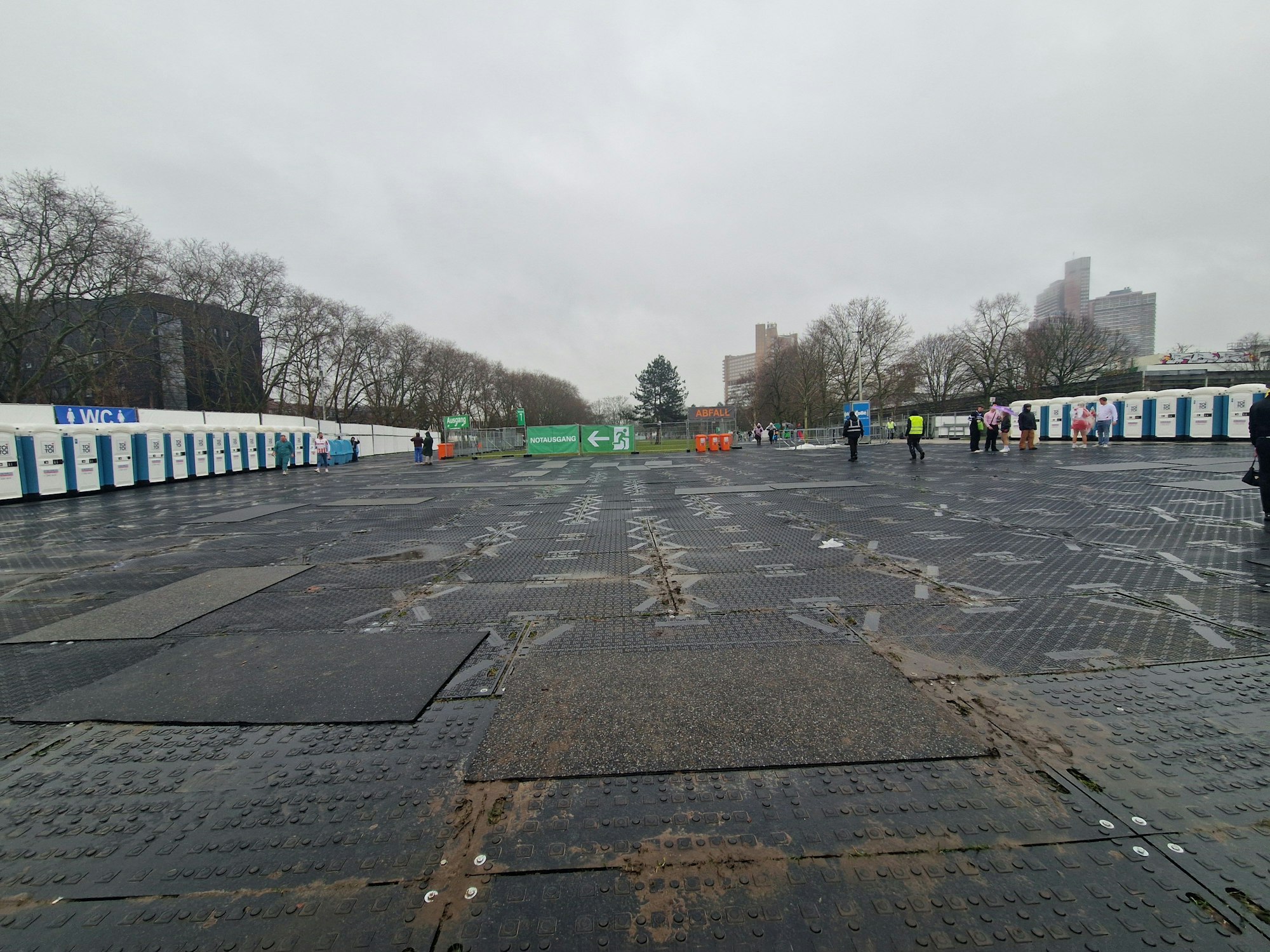 Die Uniwiese ist verwaist.