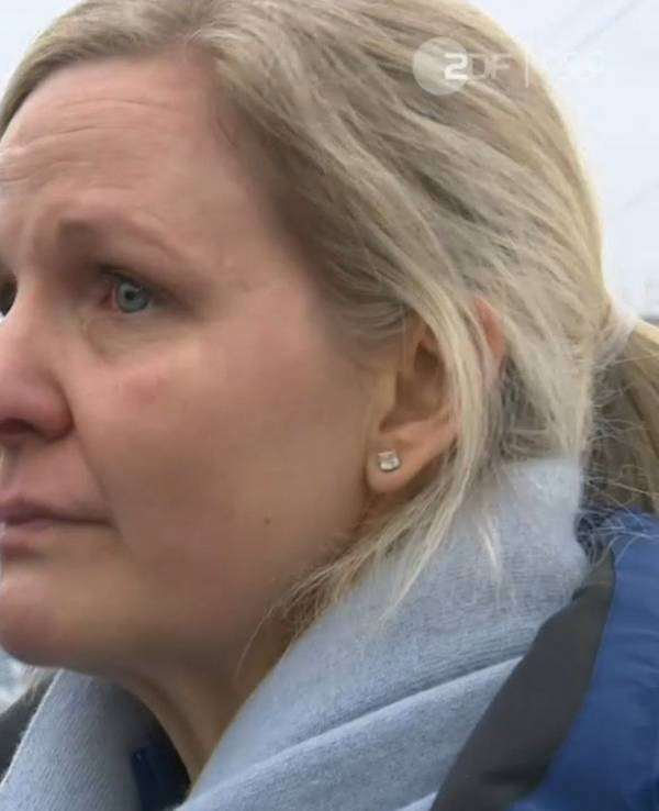 IOC-Präsidentin Kirsty Coventry weint im TV.