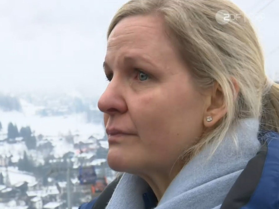 IOC-Präsidentin Kirsty Coventry weint im TV.