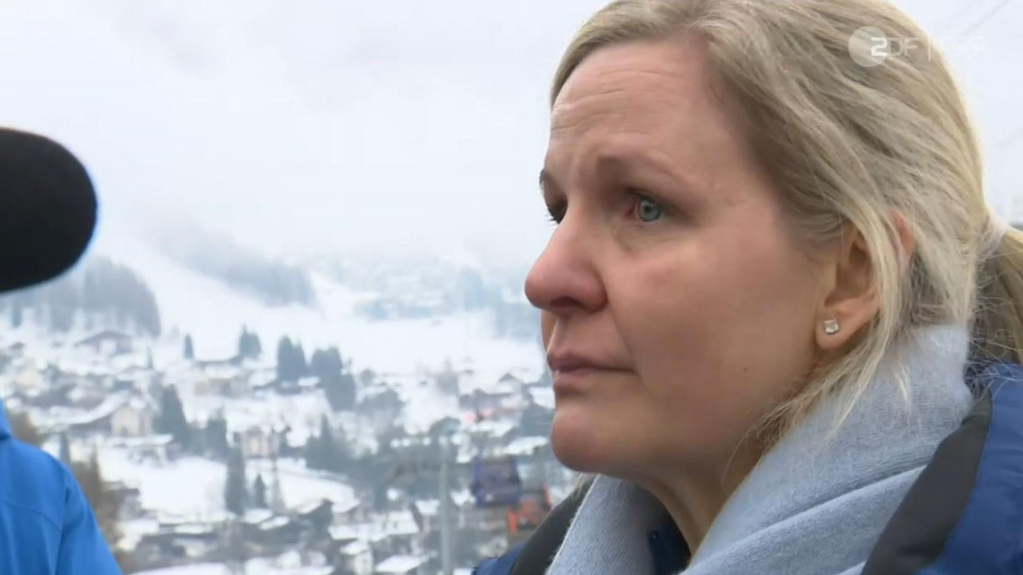 IOC-Präsidentin Kirsty Coventry weint im TV-Interview.