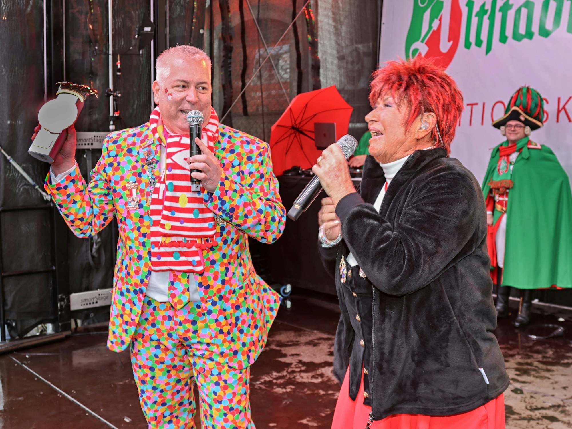 Marcel Schwamborn überreicht Marita Köllner den Oscar.