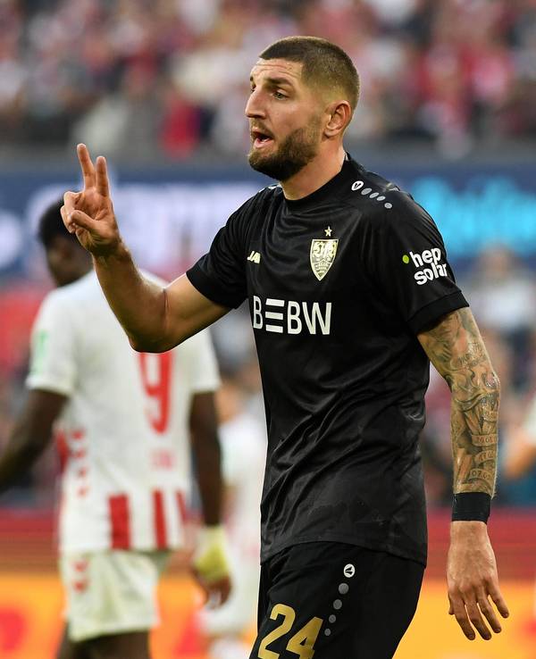 Bei einem Spiel des VfB Stuttgart in Köln gestikuliert Jeff Chabot mit zwei Fingern.