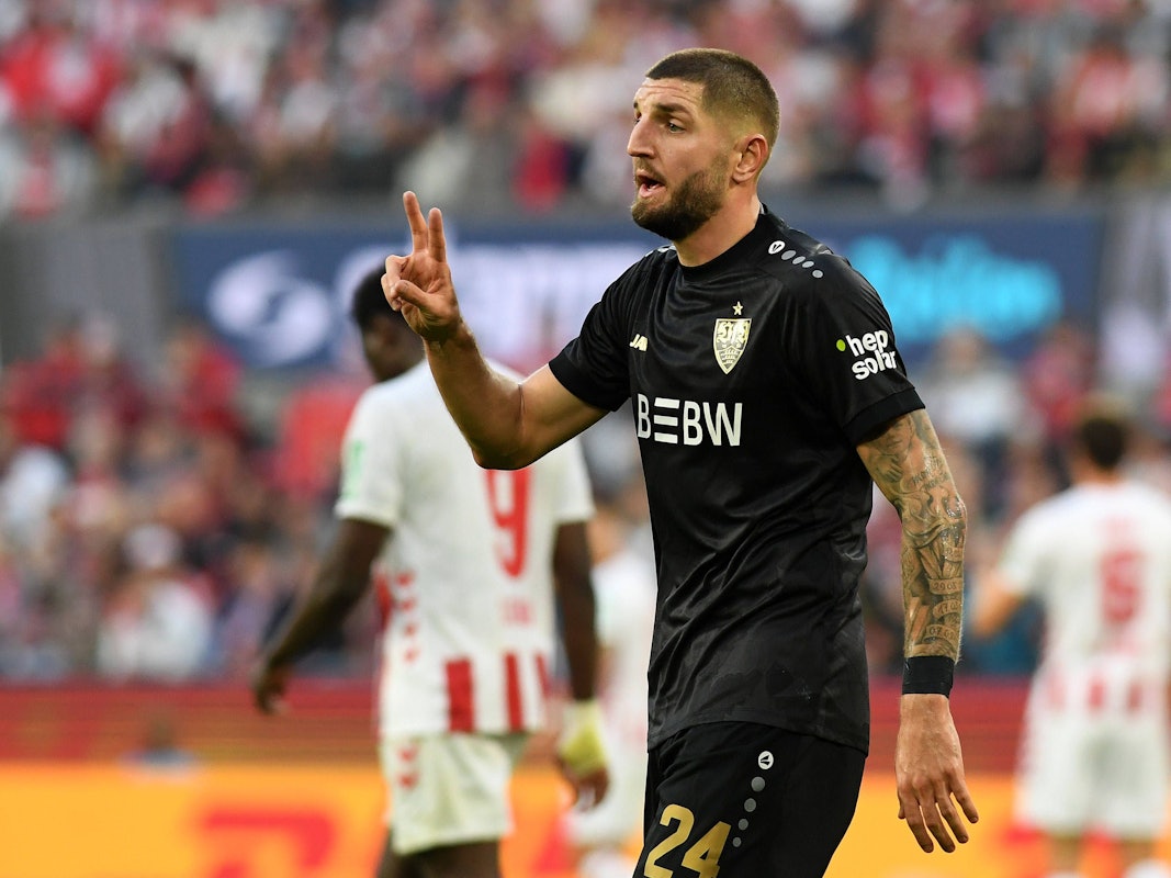 Bei einem Spiel des VfB Stuttgart in Köln gestikuliert Jeff Chabot mit zwei Fingern.