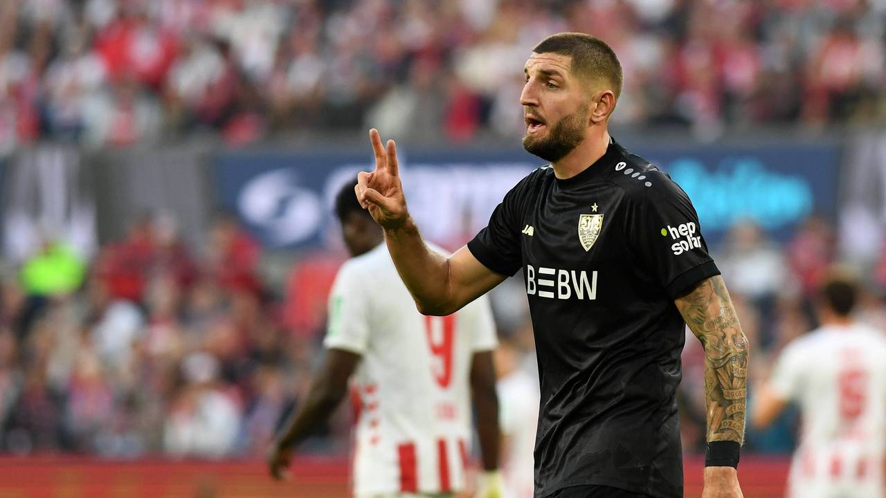 Bei einem Spiel des VfB Stuttgart in Köln gestikuliert Jeff Chabot mit zwei Fingern.