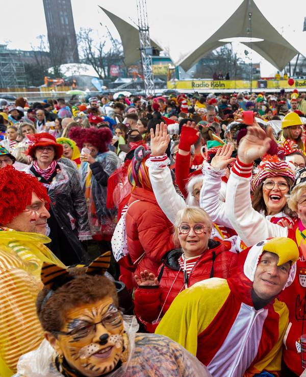 Volles Haus am Tanzbrunnen bei der Weiberfastnachtsparty von Radio Köln.