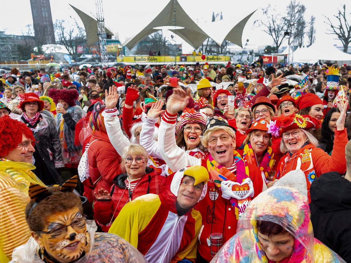 Volles Haus am Tanzbrunnen bei der Weiberfastnachtsparty von Radio Köln.