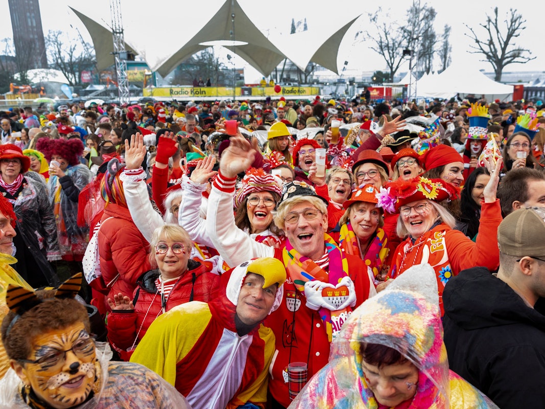 Volles Haus am Tanzbrunnen bei der Weiberfastnachtsparty von Radio Köln.