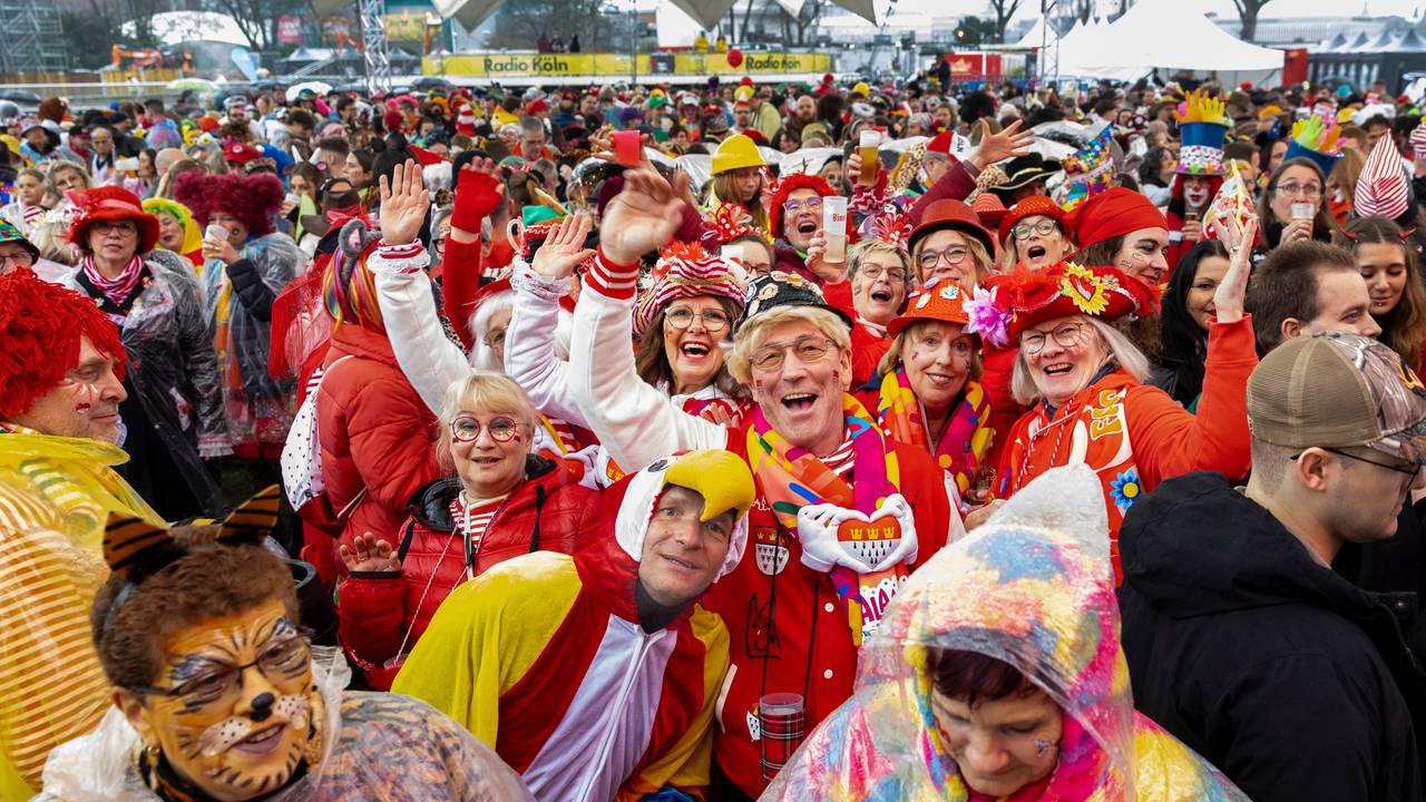 Volles Haus am Tanzbrunnen bei der Weiberfastnachtsparty von Radio Köln.