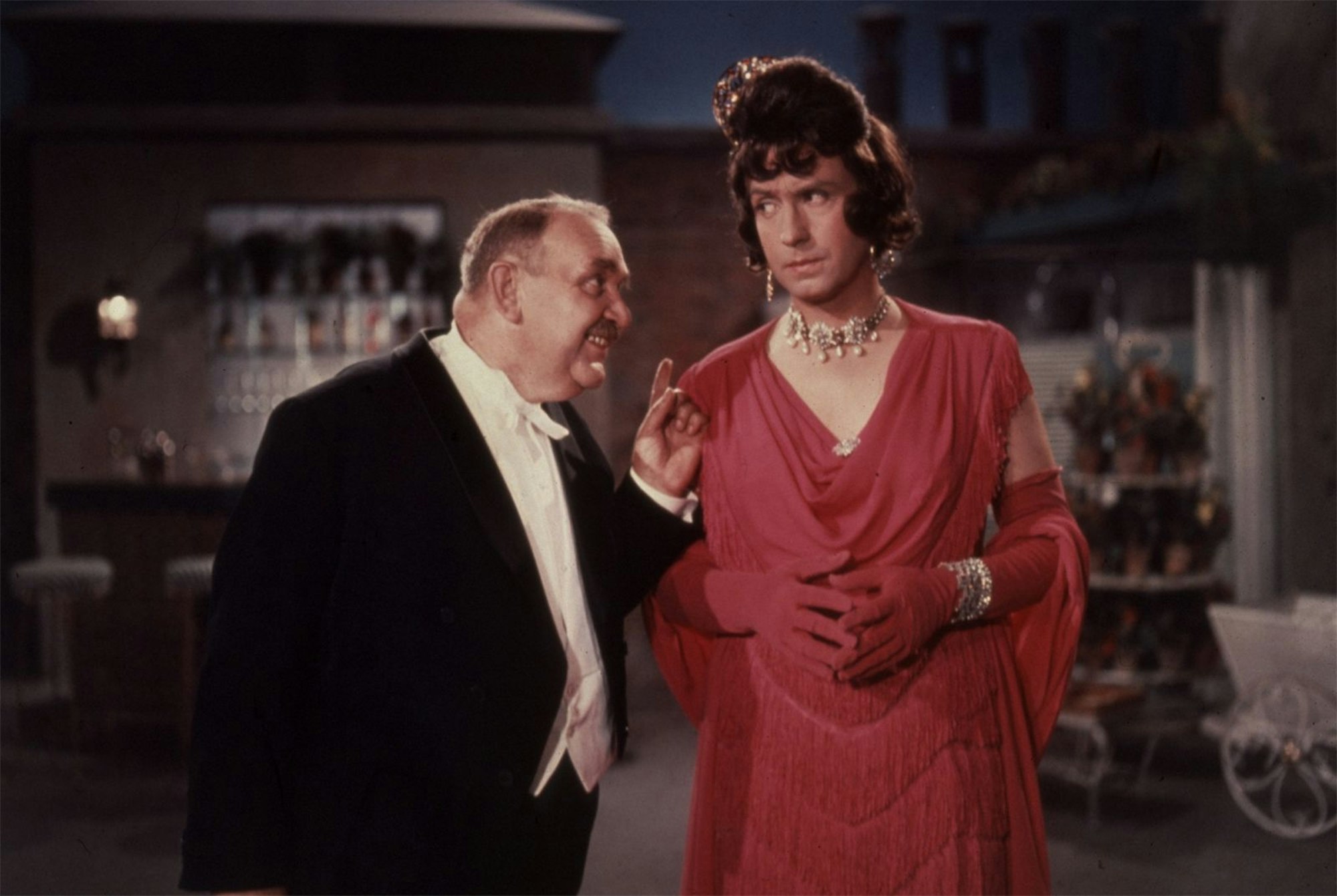 Peter Alexander bewies häufig auch eine große komische Begabung wie in „Charley's Tante“ (links Fritz Eckhart, rechts Peter Alexander). (Bild: teleschau / Archiv)