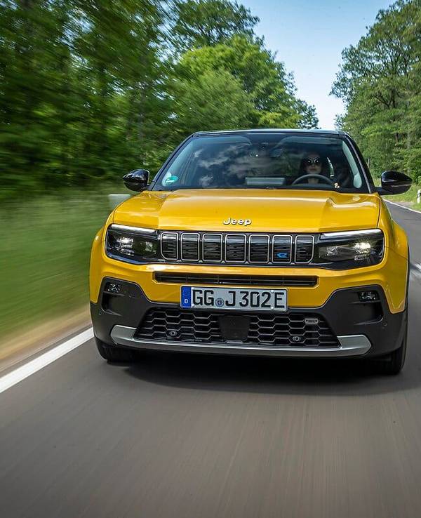 Ein gelber Jeep Avenger im Drivingshot