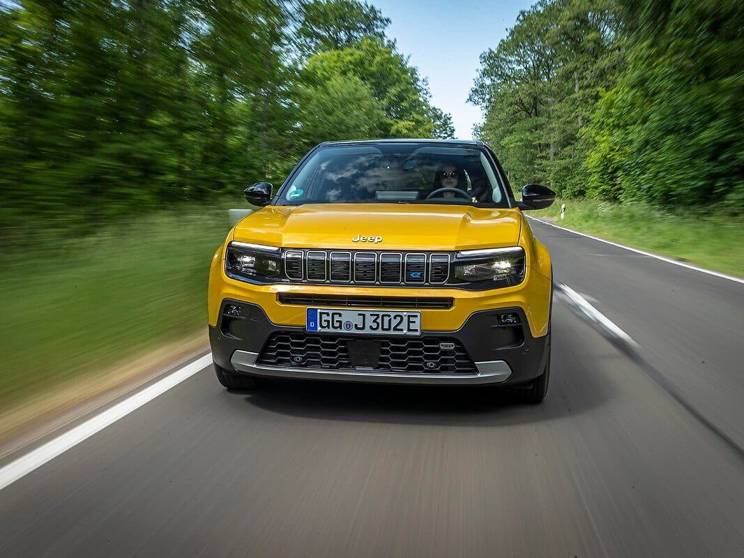 Ein gelber Jeep Avenger im Drivingshot