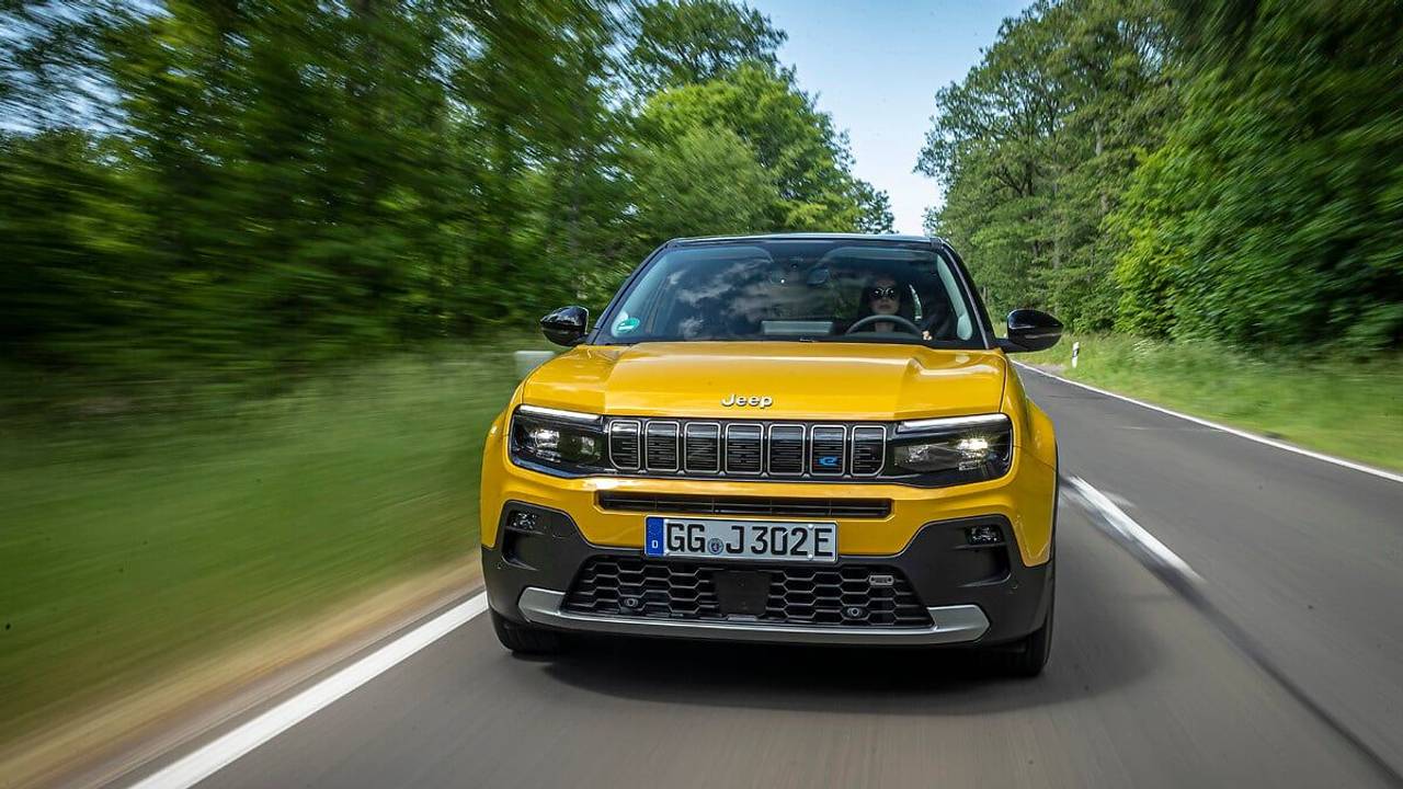 Ein gelber Jeep Avenger im Drivingshot