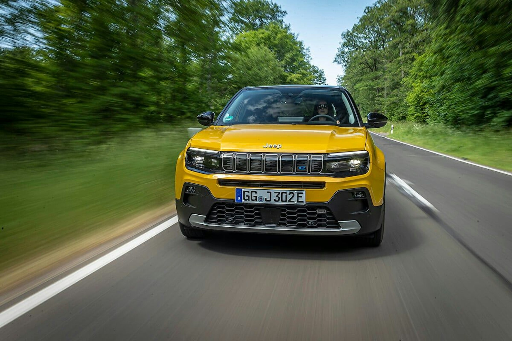 Ein gelber Jeep Avenger im Drivingshot