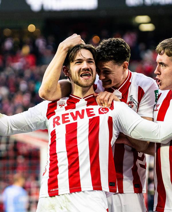 Jan Thielmann, Eric Martel und Isak Johannesson jubeln über den FC-Treffer gegen Leipzig.