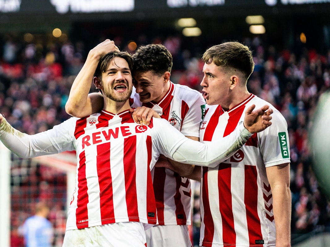 Jan Thielmann, Eric Martel und Isak Johannesson jubeln über den FC-Treffer gegen Leipzig.