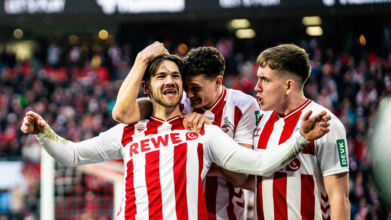 Jan Thielmann, Eric Martel und Isak Johannesson jubeln über den FC-Treffer gegen Leipzig.