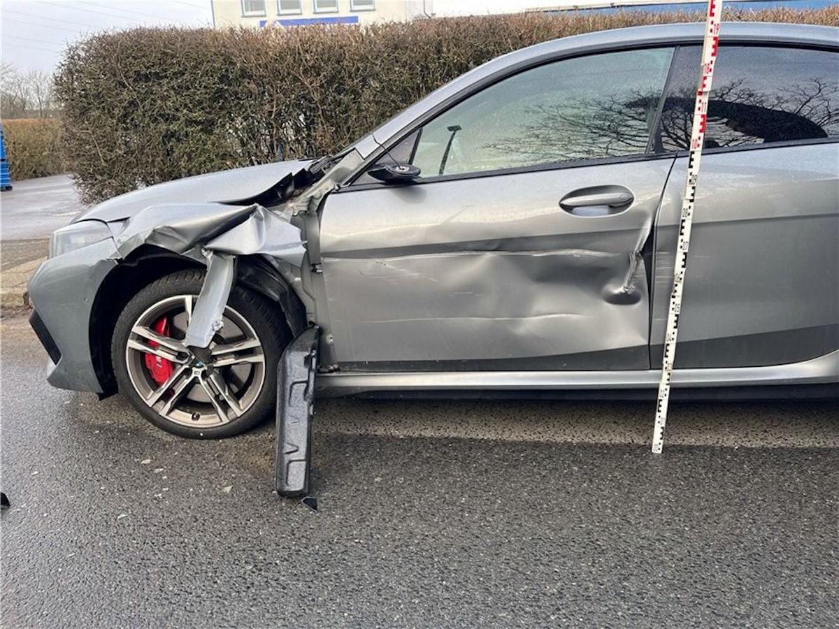 Der beschädigte BMW an der Unfallstelle in Velbert.