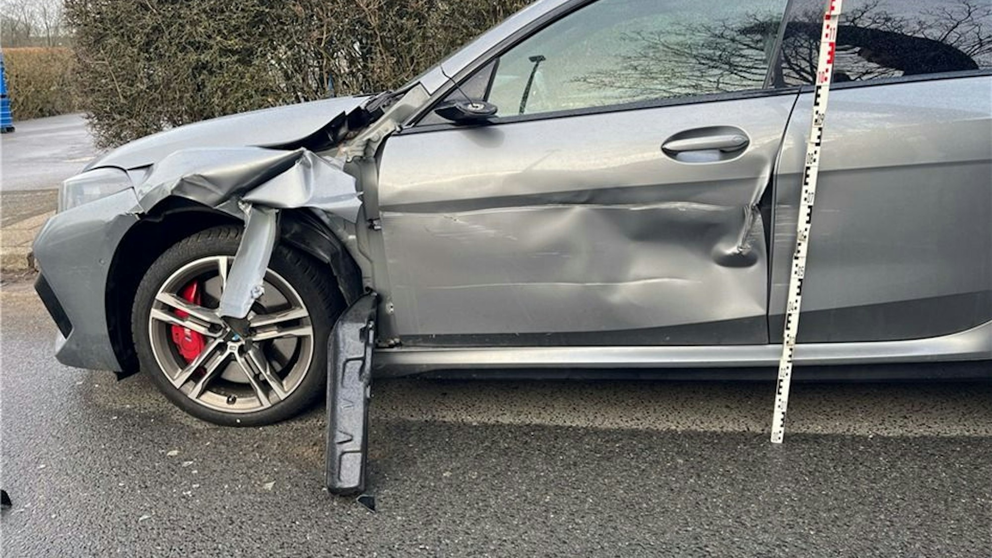 Der beschädigte BMW an der Unfallstelle in Velbert.